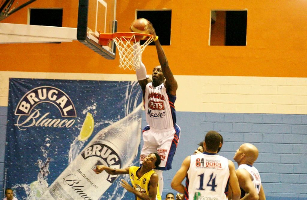 Lavell Payne refuerzo de La Cancha realiza un donqueo en el choque frente al Don Bosco